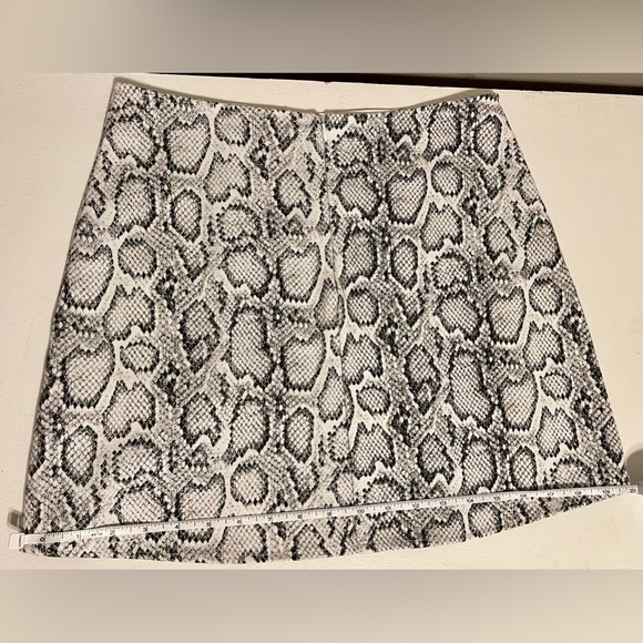 Vici brand white, grey & black snakeskin print mini skirt with slit size Medium - Picture 11 of 14